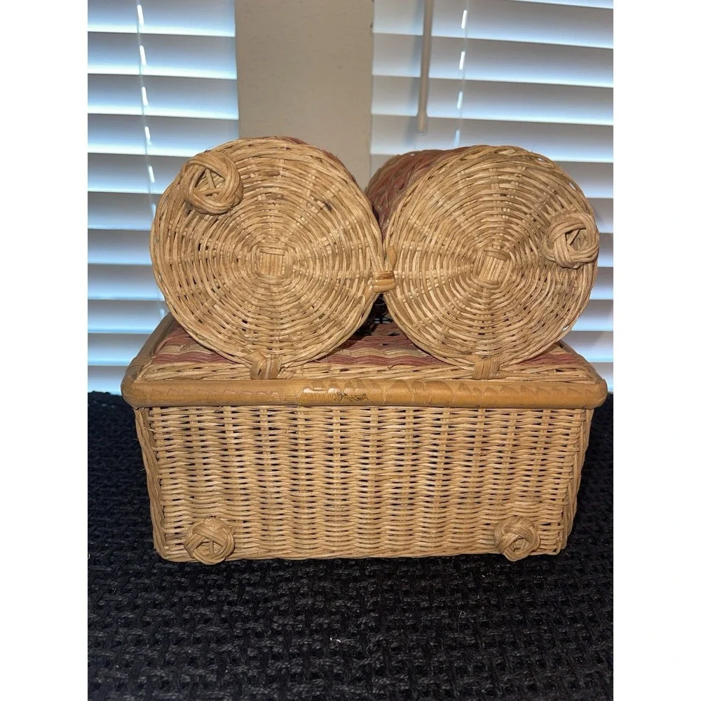 Vintage MCM Wicker Woven Picnic Basket 2 Wine Bottle‎ Holder Handle & Lid W/Red